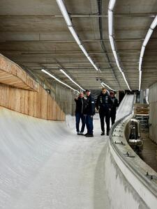 Ceļā uz Kortīnu – Latvijas kamaniņu sporta izlase sāk treniņnometni olimpiskajā trasē