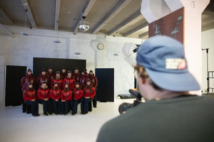 Aizkadri no fotosesijas: Latvijas kamaniņu izlase sezonu sāk ar jaunu ekipējumu un stipru komandas vienotību