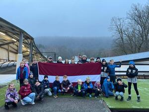 No pieredzes līdz nākotnes čempioniem – Ulbrokā veidojas jaunā kamaniņu sporta paaudze