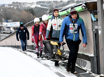 Pasaules kausa junioriem trešajā posmā Latvijas kamaniņu braucēji iegūst divas trešās vietas 