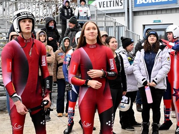 Pasaules kausa junioriem trešajā posmā Latvijas kamaniņu braucēji iegūst divas trešās vietas 