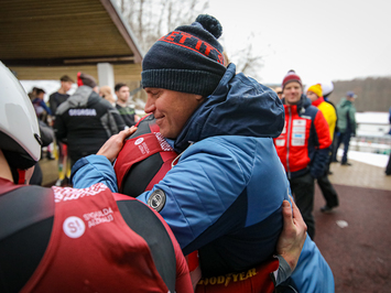 Latvijas himna skan Siguldā – Baltgalvis un Jakseboga kļūst par Eiropas junioru čempioniem!