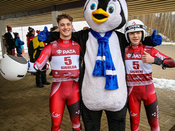 Latvijas himna skan Siguldā – Baltgalvis un Jakseboga kļūst par Eiropas junioru čempioniem!