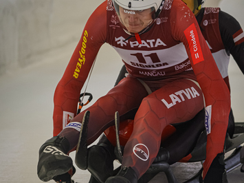 Latvijas himna skan Siguldā – Baltgalvis un Jakseboga kļūst par Eiropas junioru čempioniem!