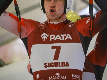 Latvijas himna skan Siguldā – Baltgalvis un Jakseboga kļūst par Eiropas junioru čempioniem!