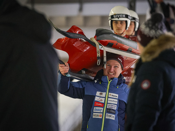 Latvijas himna skan Siguldā – Baltgalvis un Jakseboga kļūst par Eiropas junioru čempioniem!