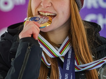 Divas zelta medaļas Latvijai Siguldā: Zane Kaluma triumfē Eiropas Junioru Čempionātā!