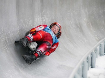 Latvijas kamaniņu sportisti testē jauno olimpisko trasi – ceļš uz Milano-Cortina 2026!