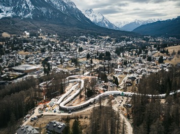 Latvijas kamaniņu sportisti testē jauno olimpisko trasi – ceļš uz Milano-Cortina 2026!