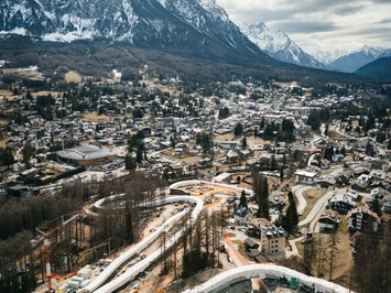 Latvijas kamaniņu sportisti testē jauno olimpisko trasi – ceļš uz Milano-Cortina 2026!