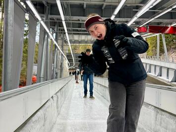 Ceļā uz Kortīnu – Latvijas kamaniņu sporta izlase sāk treniņnometni olimpiskajā trasē