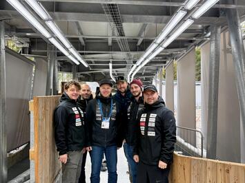 Ceļā uz Kortīnu – Latvijas kamaniņu sporta izlase sāk treniņnometni olimpiskajā trasē