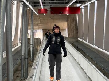 Ceļā uz Kortīnu – Latvijas kamaniņu sporta izlase sāk treniņnometni olimpiskajā trasē