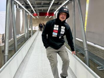 Ceļā uz Kortīnu – Latvijas kamaniņu sporta izlase sāk treniņnometni olimpiskajā trasē