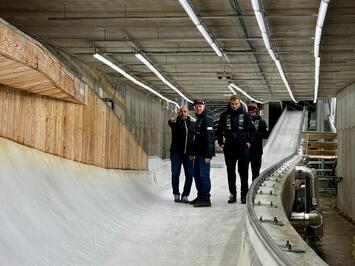 Ceļā uz Kortīnu – Latvijas kamaniņu sporta izlase sāk treniņnometni olimpiskajā trasē