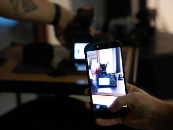 Aizkadri no fotosesijas: Latvijas kamaniņu izlase sezonu sāk ar jaunu ekipējumu un stipru komandas vienotību