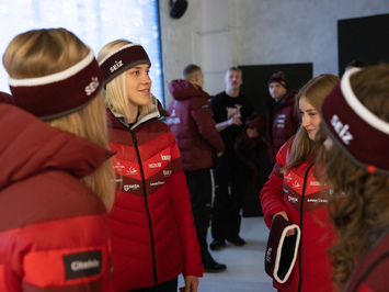 Aizkadri no fotosesijas: Latvijas kamaniņu izlase sezonu sāk ar jaunu ekipējumu un stipru komandas vienotību