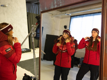 Aizkadri no fotosesijas: Latvijas kamaniņu izlase sezonu sāk ar jaunu ekipējumu un stipru komandas vienotību