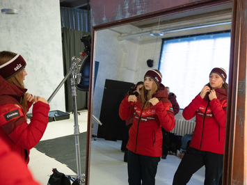 Aizkadri no fotosesijas: Latvijas kamaniņu izlase sezonu sāk ar jaunu ekipējumu un stipru komandas vienotību