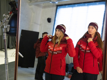 Aizkadri no fotosesijas: Latvijas kamaniņu izlase sezonu sāk ar jaunu ekipējumu un stipru komandas vienotību