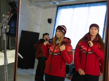 Aizkadri no fotosesijas: Latvijas kamaniņu izlase sezonu sāk ar jaunu ekipējumu un stipru komandas vienotību