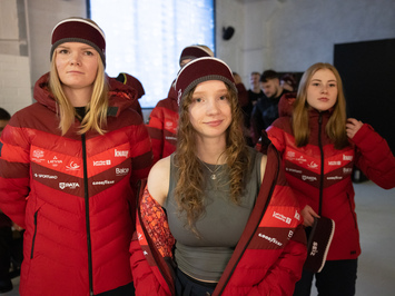 Aizkadri no fotosesijas: Latvijas kamaniņu izlase sezonu sāk ar jaunu ekipējumu un stipru komandas vienotību