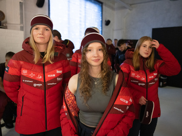 Aizkadri no fotosesijas: Latvijas kamaniņu izlase sezonu sāk ar jaunu ekipējumu un stipru komandas vienotību