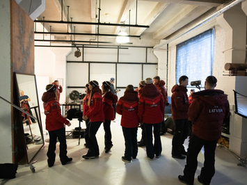 Aizkadri no fotosesijas: Latvijas kamaniņu izlase sezonu sāk ar jaunu ekipējumu un stipru komandas vienotību