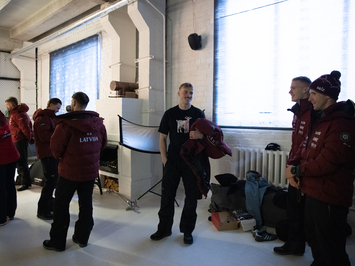 Aizkadri no fotosesijas: Latvijas kamaniņu izlase sezonu sāk ar jaunu ekipējumu un stipru komandas vienotību