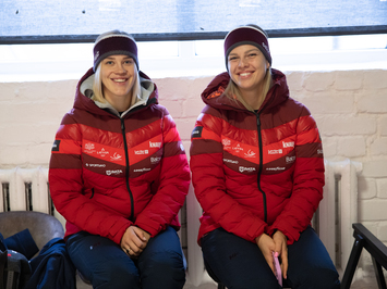 Aizkadri no fotosesijas: Latvijas kamaniņu izlase sezonu sāk ar jaunu ekipējumu un stipru komandas vienotību