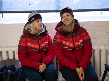 Aizkadri no fotosesijas: Latvijas kamaniņu izlase sezonu sāk ar jaunu ekipējumu un stipru komandas vienotību