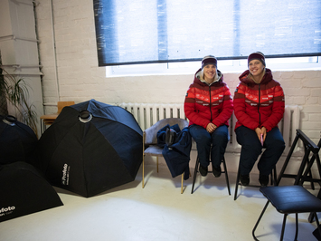 Aizkadri no fotosesijas: Latvijas kamaniņu izlase sezonu sāk ar jaunu ekipējumu un stipru komandas vienotību