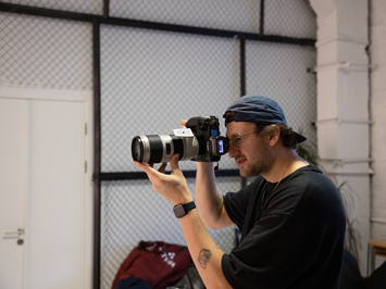 Aizkadri no fotosesijas: Latvijas kamaniņu izlase sezonu sāk ar jaunu ekipējumu un stipru komandas vienotību