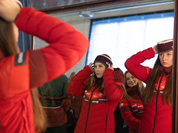 Aizkadri no fotosesijas: Latvijas kamaniņu izlase sezonu sāk ar jaunu ekipējumu un stipru komandas vienotību