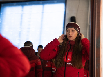 Aizkadri no fotosesijas: Latvijas kamaniņu izlase sezonu sāk ar jaunu ekipējumu un stipru komandas vienotību