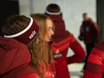 Aizkadri no fotosesijas: Latvijas kamaniņu izlase sezonu sāk ar jaunu ekipējumu un stipru komandas vienotību