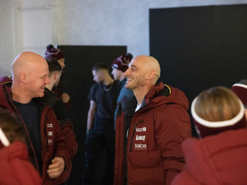 Aizkadri no fotosesijas: Latvijas kamaniņu izlase sezonu sāk ar jaunu ekipējumu un stipru komandas vienotību