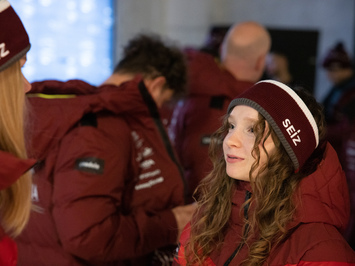 Aizkadri no fotosesijas: Latvijas kamaniņu izlase sezonu sāk ar jaunu ekipējumu un stipru komandas vienotību