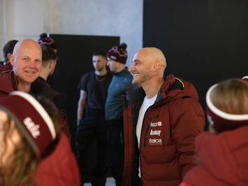 Aizkadri no fotosesijas: Latvijas kamaniņu izlase sezonu sāk ar jaunu ekipējumu un stipru komandas vienotību