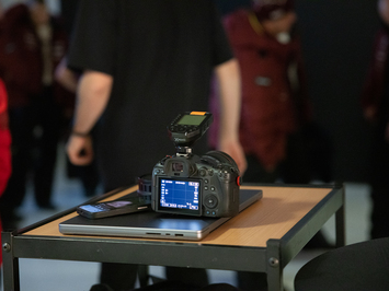 Aizkadri no fotosesijas: Latvijas kamaniņu izlase sezonu sāk ar jaunu ekipējumu un stipru komandas vienotību