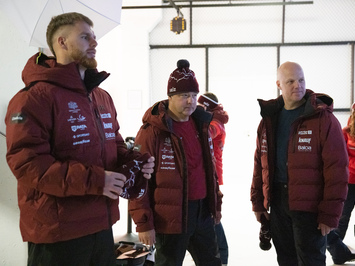 Aizkadri no fotosesijas: Latvijas kamaniņu izlase sezonu sāk ar jaunu ekipējumu un stipru komandas vienotību