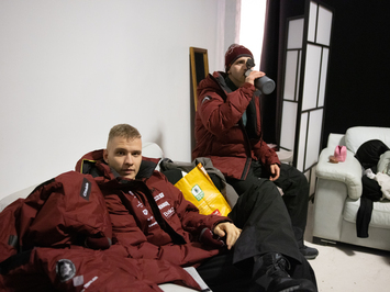 Aizkadri no fotosesijas: Latvijas kamaniņu izlase sezonu sāk ar jaunu ekipējumu un stipru komandas vienotību