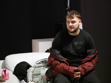 Aizkadri no fotosesijas: Latvijas kamaniņu izlase sezonu sāk ar jaunu ekipējumu un stipru komandas vienotību