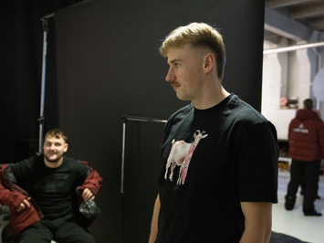 Aizkadri no fotosesijas: Latvijas kamaniņu izlase sezonu sāk ar jaunu ekipējumu un stipru komandas vienotību