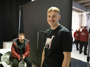 Aizkadri no fotosesijas: Latvijas kamaniņu izlase sezonu sāk ar jaunu ekipējumu un stipru komandas vienotību