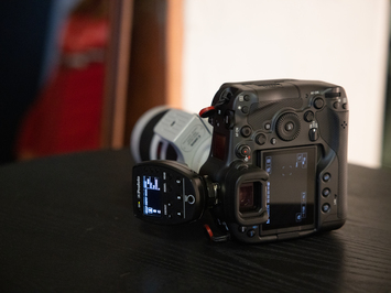 Aizkadri no fotosesijas: Latvijas kamaniņu izlase sezonu sāk ar jaunu ekipējumu un stipru komandas vienotību