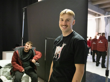 Aizkadri no fotosesijas: Latvijas kamaniņu izlase sezonu sāk ar jaunu ekipējumu un stipru komandas vienotību