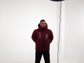 Aizkadri no fotosesijas: Latvijas kamaniņu izlase sezonu sāk ar jaunu ekipējumu un stipru komandas vienotību