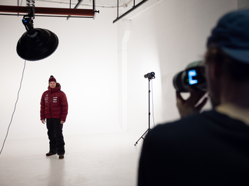 Aizkadri no fotosesijas: Latvijas kamaniņu izlase sezonu sāk ar jaunu ekipējumu un stipru komandas vienotību