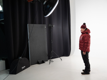 Aizkadri no fotosesijas: Latvijas kamaniņu izlase sezonu sāk ar jaunu ekipējumu un stipru komandas vienotību